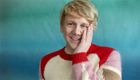 let s tidy up an interview with comedian josh thomas
