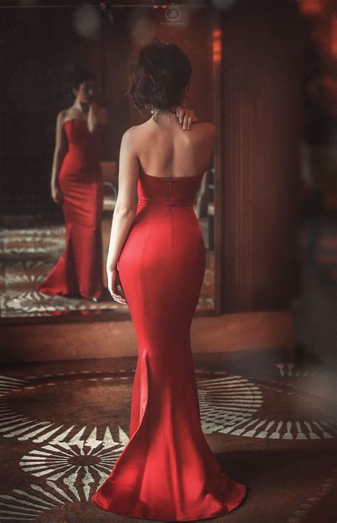 Девушки в красном платье со спины фото
