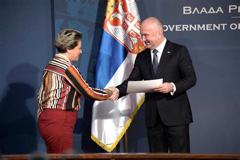 Министар Поповић уручио сертификате женама иновационим предузетницима | Факти