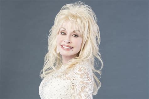 Dolly Parton Organizes Telethon To Support Gatlinburg Wildfire Victims