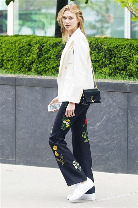 Последние твиты от karlie kloss style (@karliesstyle). Karlie Kloss Just Pulled Off Patterned Floral Pants in the ...