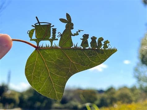 Un Artista Japonés Crea Fascinantes Escenas Sobre Hojas De Los árboles