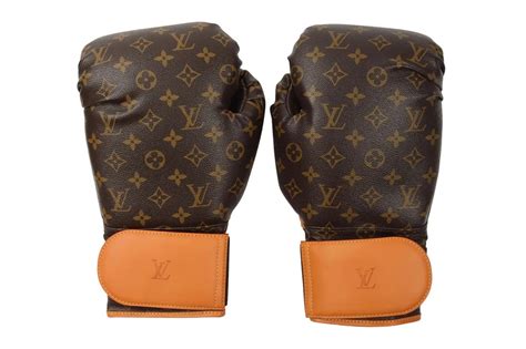 Luvas De Boxe Feitas Pela Louis Vuitton Para Karl Lagerlfeld Estão à Venda Por 15 Mil Dólares