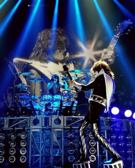pictures of tommy thayer