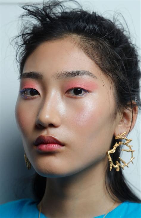Every High Fashion Make Up Look From Backstage At Fashion Week Ss19 Makeup Looks Fashion