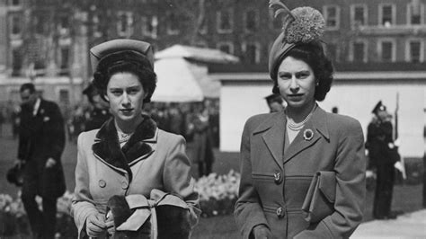 Последние твиты от hms queen elizabeth (@hmsqnlz). Waren Queen Elisabeth und Schwester Prinzessin Margaret ...