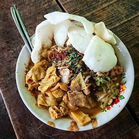 Cara membuat soto daging sapi yang enak gurih ala restoran. 10 Makanan Khas Jawa Timur yang Paling Enak dan Populer