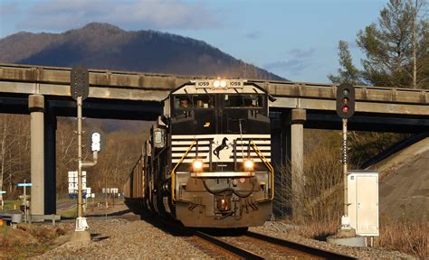Gate City Intermediates Northbound Ns 744 Passes The South Flickr