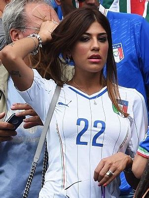 The wife of napoli and italy forward lorenzo insigne has slammed the attitude of the serie a club's supporters after they jeered her husband on tuesday night. Jenny Darone, moglie di Insigne