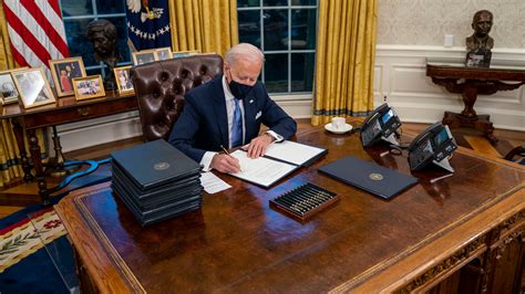 Joe Biden Firmó 17 órdenes Ejecutivas Y Otras Directivas ¿en Qué