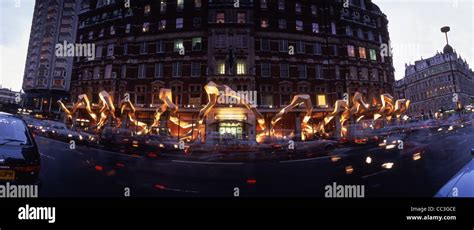 Autumn Intrusion Sculpture Designed By Heatherwick Studio Threading In