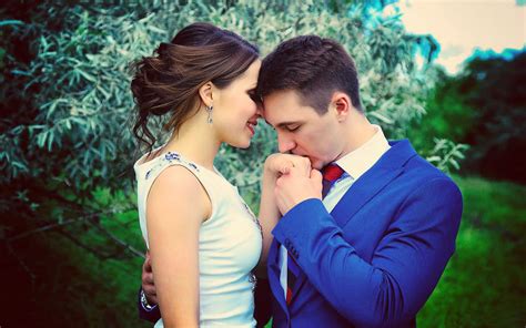 Love couple kissing, hand-expression of love-romantic couple-Wallpapers ...