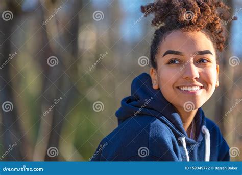Happy Biracial Mixed Race African American Girl Teenager Glimlacht Met
