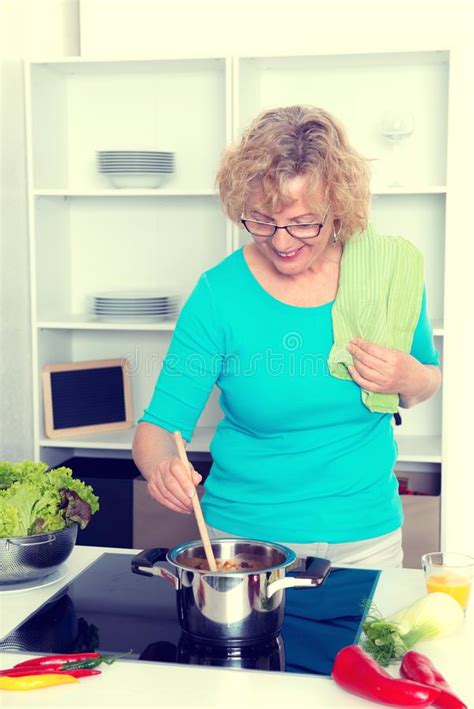 Mujer Rubia Que Cocina Y Que Cuece En La Cocina Foto De Archivo Imagen De Pimienta Casa