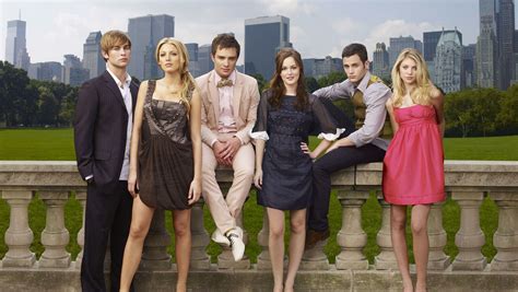 New Gossip Girl Reboot News From Executive Producer Josh Safran Marie Claire