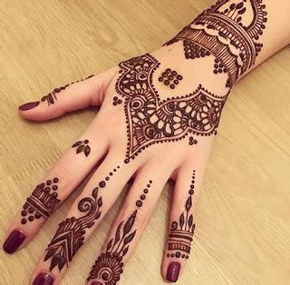In this article, we have listed the best simple mehndi designs that you can easily implement on your skin. Desain Contoh Gambar Henna Mahendi Tangan Kaki Simple Cantik