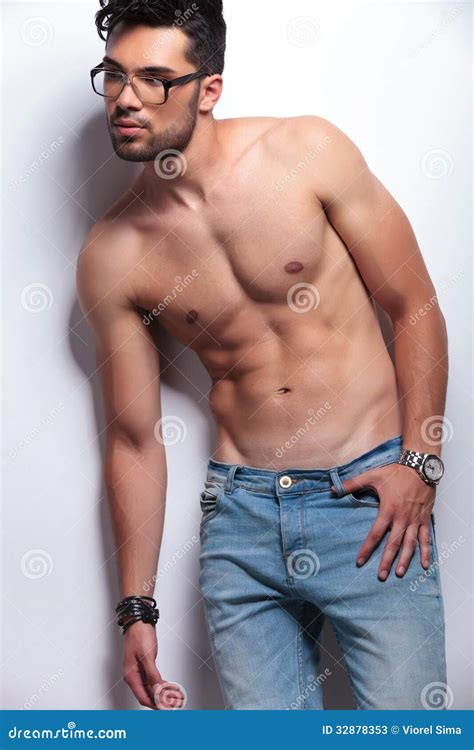 Jeune Homme De Torse Nu Regardant Loin Image Stock Image Du Excessif