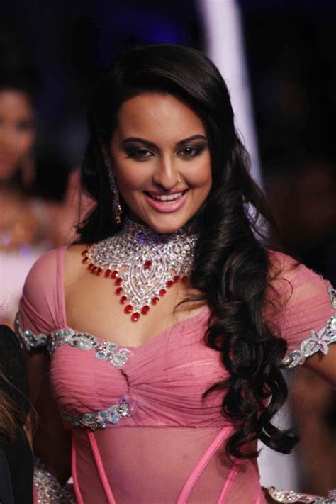 Check out bollywood photo gallery, actor photos, actress pics, bollywood events photos, award photos, movie pictures, bollywood celebs photos. Sonakshi Sinha Hot, Bollywood Actress, Photo, Images, Pictures Gallery ~ Hollywood & Bollywood ...