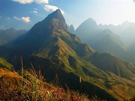 Asia tenggara menjadi kawasasn dengan aktivitas gunung aktif tertinggi di dunia. 7 Gunung Tertinggi di Asia Tenggara | Traveler Istimewa ...