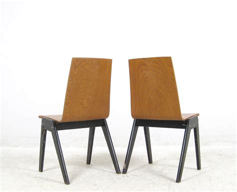 Beim schichtholz werden zwei arten unterschieden, das scheitholz und das sonstige kurzholz. Set Schichtholz Stühle / Stapelstühle der 1950/60er Jahre ...