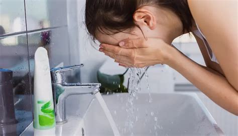 5 Mistakes You Are Making While Washing Your Face