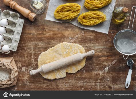 Top View Uncooked Dough Rolling Pin Wooden Table — Free Stock Photo