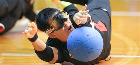 ゴールボール【東京2020パラリンピック競技】 goalball · 目隠しをしてプレーする、 視覚障がい者のチーム球技 · 3人対3人で、 相手ゴールにボールを入れたら得点 · ボールに . ゴールボール｜SMBC信託銀行