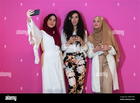 Grupo De Mujeres Musulmanas Hermosas Dos De Ellas En Vestido De Moda Con Hijab Usando El