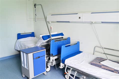 Linak antriebssysteme sorgen für eine gleichmäßige, ergonomische und leise verstellung der höhe sowie der beinauflage und rückenlehne. Krankenhausbetten In Der Krankenstation Stockfoto - Bild ...