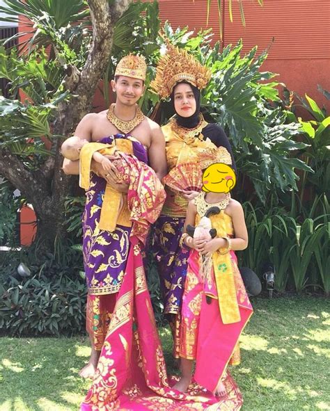 Beda Gaya 10 Keluarga Seleb Pakai Busana Adat Bali Curi Perhatian