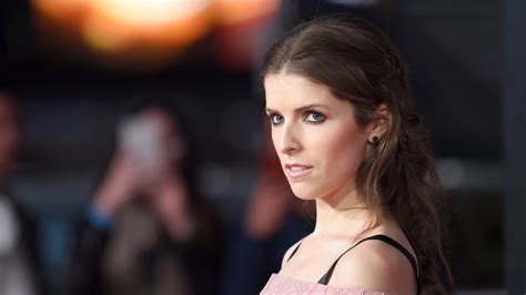 Anna Kendrick Tried To High Five A Guy After He Gave Her