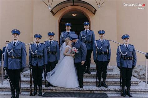 Ślub W Mundurze Młodej Parze Asystowali Policjanci Z Kompanii Honorowej Komendy Wojewódzkiej