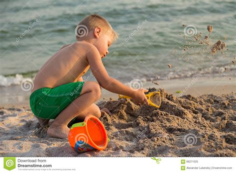 babe babe Che Gioca Con La Sabbia Sulla Spiaggia Immagine Stock Immagine di felicità