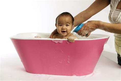 Choosing the right twins bathtub is where you have the most freedom and versatility when it comes to essential baby twins items. 10 Best Baby Bathtubs | Kidsomania