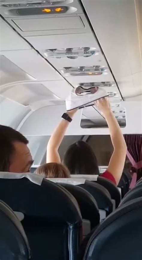 Plane Passenger Dries Her Knickers With The Overhead Air Vent On Packed Jet World News