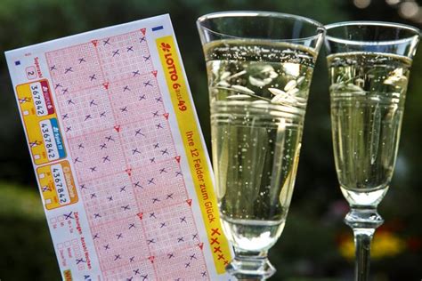Beim lotto am mittwoch werden ebenfalls die lottoquoten einen werktag nach der ziehung, also am donnerstag um 9 uhr veröffentlicht. 6aus49-Gewinnsumme geht ins Bergische Land: Lotto-Spieler ...