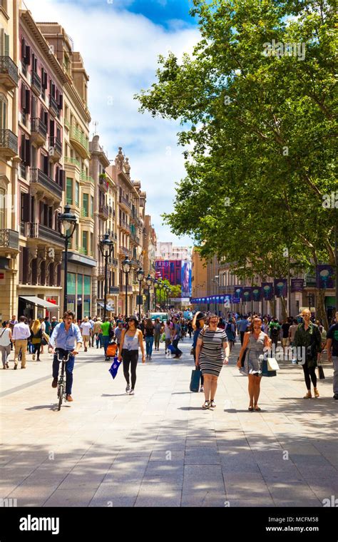 La Gente Caminando Por Una De Las Calles Comerciales De Barcelona En Un