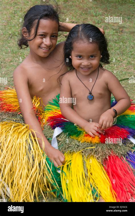 Yap Mädchen In Traditioneller Kleidung Yap Insel Föderierte Staaten