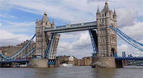 Stuck Again Technical Failure Leaves Londons Iconic Tower Bridge