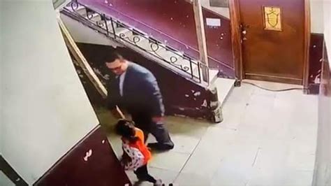 كاميرا مراقبة ترصد لحظة تحرش رجل بطفلة صغيرة يثير صدمة في مصر واحتفاء ببطولة سيدة تصدت له