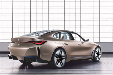 The bmw flexible fast charger for home use, the charging cable (mode 3) for public charging, and the bmw charging card for access to the public charging network are included with purchase. BMW Concept i4: un po' berlina, un po' coupé