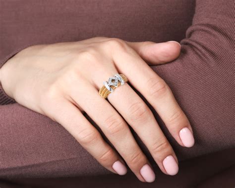 Красивое золотое кольцо с бриллиантами 0 07ct купить по цене 39 500