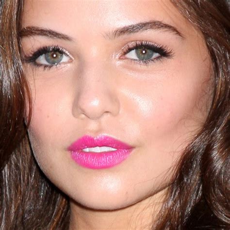 Danielle Campbell Makeup Beige Eyeshadow And Fuchsia Lipstick Steal