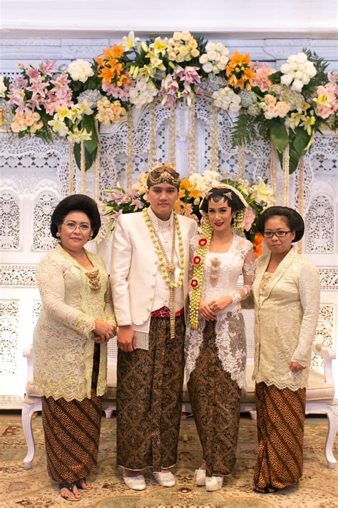 wedding ceremony in javanese tradition akad nikah dengan adat jawa kebaya tenun songket