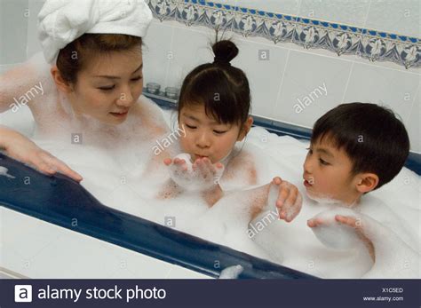 Japanische Mutter Stockfotos Und Bilder Kaufen Alamy