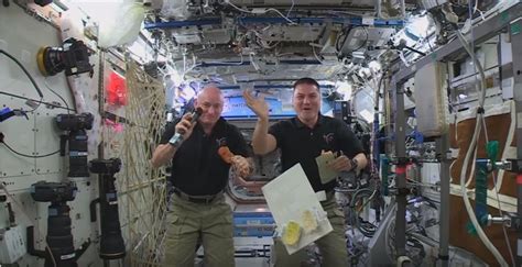 Nasa Video Of Astronauts Preparing Thanksgiving Dinner In Space Metro News