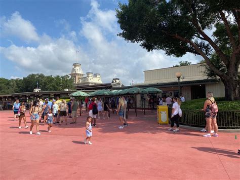 Photos Large Crowds Form Outside Of Guest Relations At The Magic