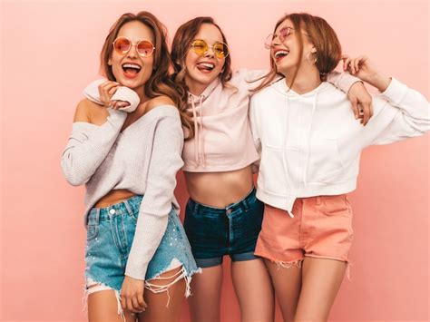 Drei Junge Schöne Lächelnde Mädchen In Der Modischen Sommerkleidung Sexy Sorglose