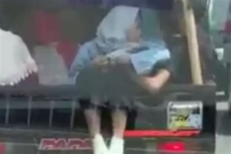 Viral Video Dua Sejoli Diduga Mesum Di Atas Mobil Pickup Saat Terjebak