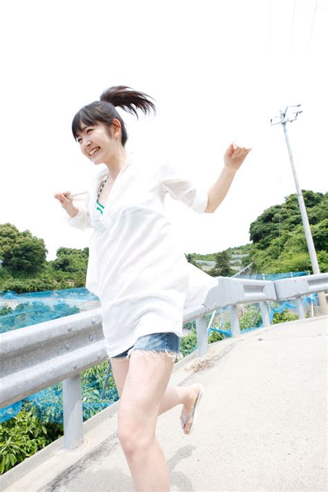 Japanese Girl Pictures Cute Pic Suzuki Airi Run On The Beach